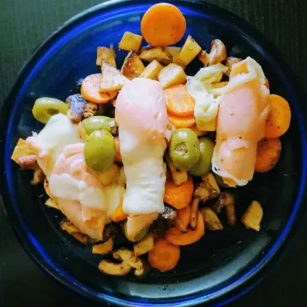 Bunte Gemüseplatte mit Lachs-Käse-Röllchen