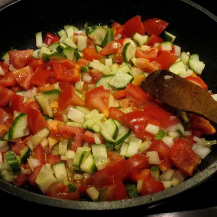 Pikanter Reissalat mit Schafskäse und Thunfisch