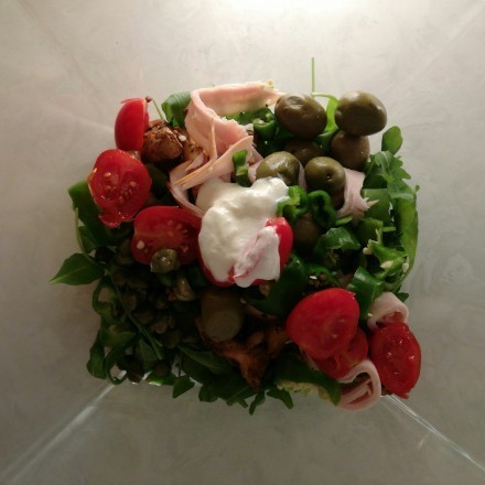 Rucola-Salat mit Pfifferlingen, Putenschinken und Kirschtomaten