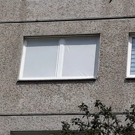 Sonnenschutz vor dem Fenster