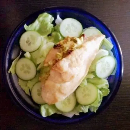 Gefüllte Hühnerbrust - Sorpresa auf Salat