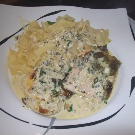 Gratinierter Lachs mit Nudeln in Muskatbutter