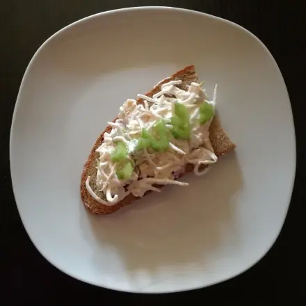 Brotaufstrich mit Räucherforelle, Sojasprossen und Stangensellerie