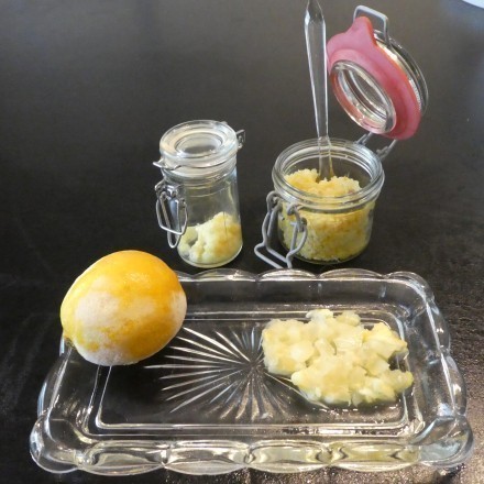 Zitronen und Limetten durch Einfrieren restlos verwerten