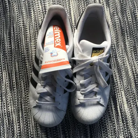 Schuhe von hartnäckigen Flecken befreien