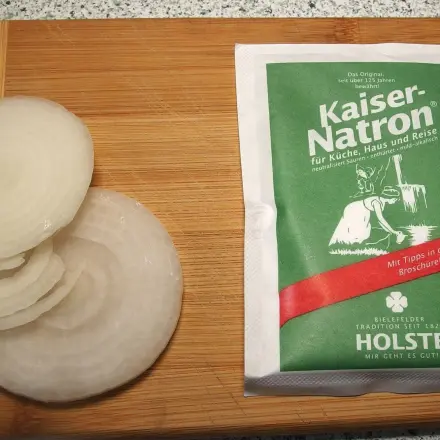 Gegen Fisch- und Zwiebelgeruch: Speisenatron