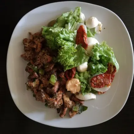 Würzige Pfifferlings-Selleriepfanne mit buntem Salat