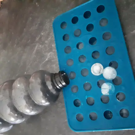 Kräuter und Blumen gießen im Sommer