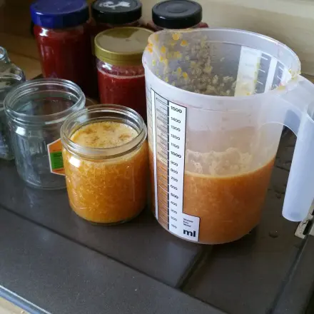 Marmelade kleckerfrei in Gläser füllen