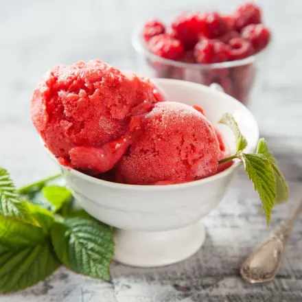 Sorbet aus frischen Himbeeren