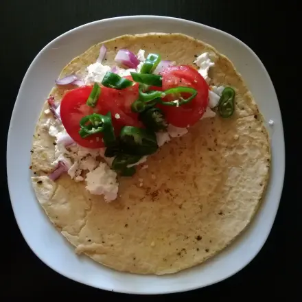 Pinienkernpfannkuchen gefüllt mit Schafskäse, Tomaten und Grillpaprika