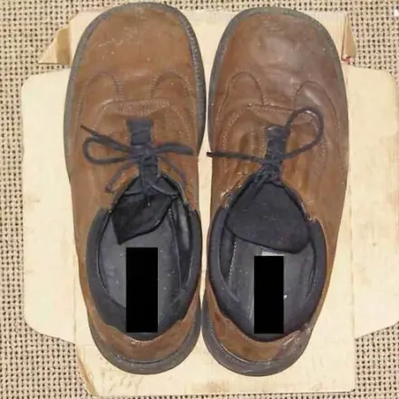 Schuhe trocknen auf dem Pizzakarton