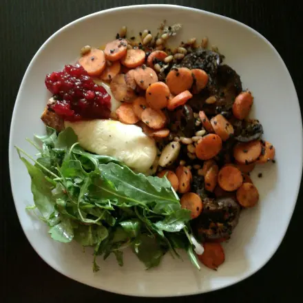 Überbackener Zander, serviert mit gedünstetem Gemüse