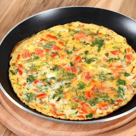 Kräuter-Omelette mit sonnengereiften Tomaten und Schafskäse