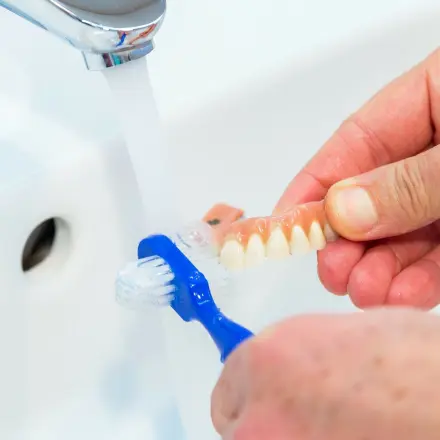 Zahnprothese reinigen mit Kokosöl