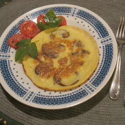 Kleine gefüllte Pfannkuchen mit Champignons