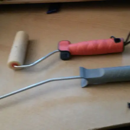 Rücken und Füße mit Malerrolle alleine eincremen