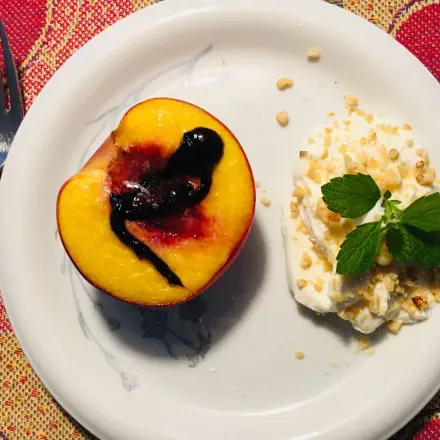 Gebackener Pfirsich mit Piniensahne