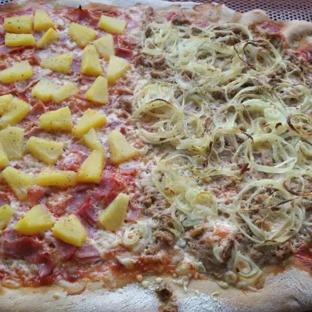 Leckere knusprige Pizza