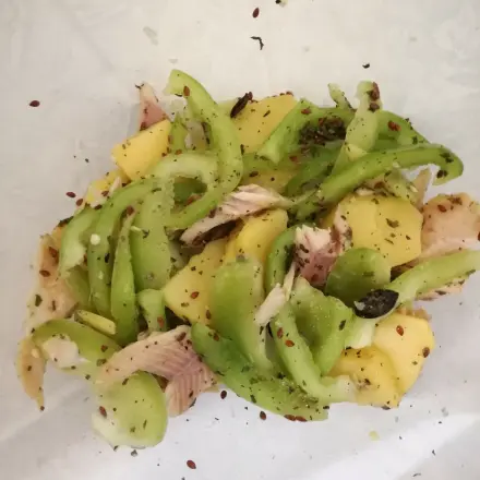 Kartoffelsalat mit Räucherforelle und grüner Paprika