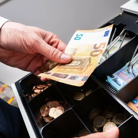 Geld abheben beim Einkaufen