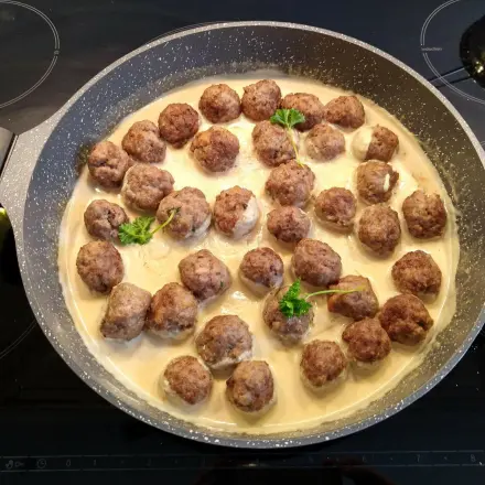 Fleischbällchen in Mandelsoße