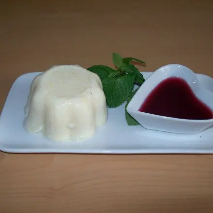 Grießpudding mit Himbeersirup