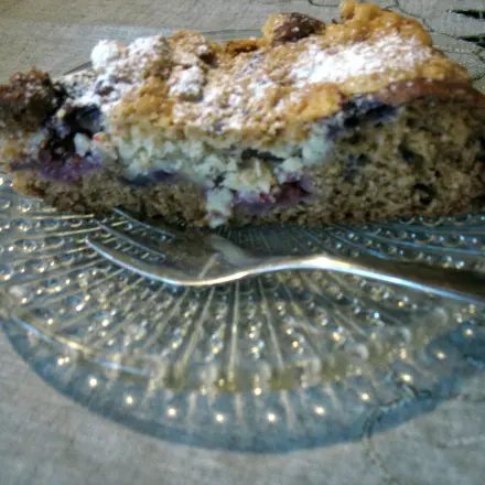 Beerentorte mit Cashew-Streuseln