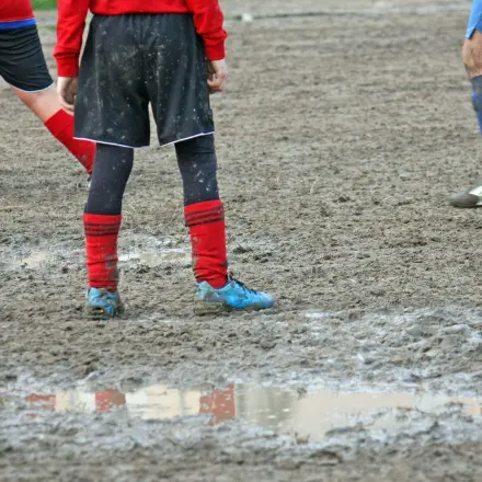 Fußballkids und Regenmatsch - so bleibt das Auto verschont