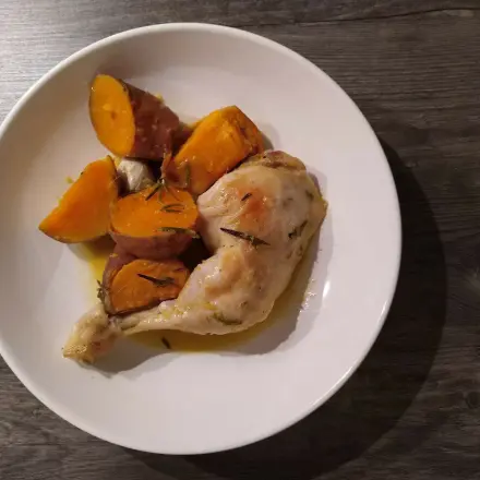 Gebratene Hähnchenkeulen mit Süßkartoffeln