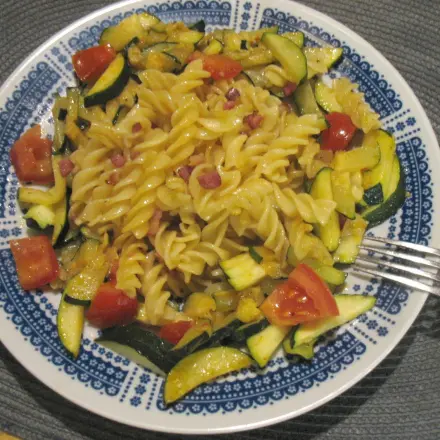 Gebratene Schinken-Nudeln mit Gemüserand