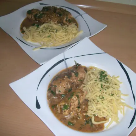 Würzige Putenrollen mit Spätzle