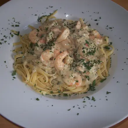 Riesengarnelen und Lachswürfel in Kräutersahne