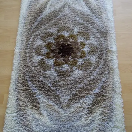 Unangenehmen Geruch aus  Wollteppich entfernen