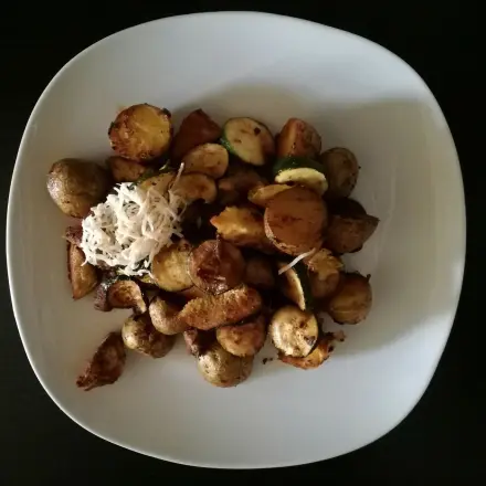 Bratkartoffeln mit Huhn, Zucchini, Orange und Meerrettich