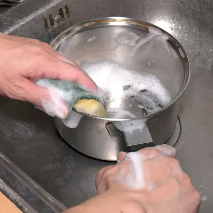 Angebranntes aus dem Topf entfernen