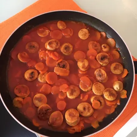 Schnelles Bratwurstgulasch mit Karotten