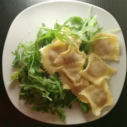 Ravioli mit Hackfleischfüllung und Rucola