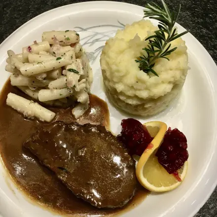 Elchbraten mit Selleriestampf und Schwarzwurzeln