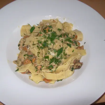 Nudelpfanne mit Waldpilzen