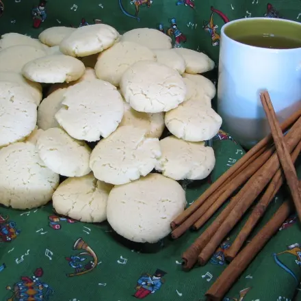 Weiße Schmalzwölkchen und Ingwer-Zimt-Tee