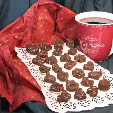 Eisschokolade-Pralines und Fliederbeergrog