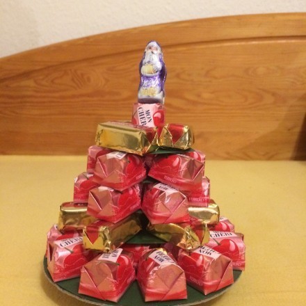 Süßer Mini-Weihnachtsbaum aus Pralinen