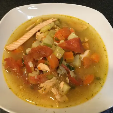 Leckere Lachssuppe mit Gemüse