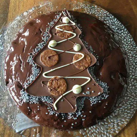 Fruchtige Schokotorte in festlichem Gewand