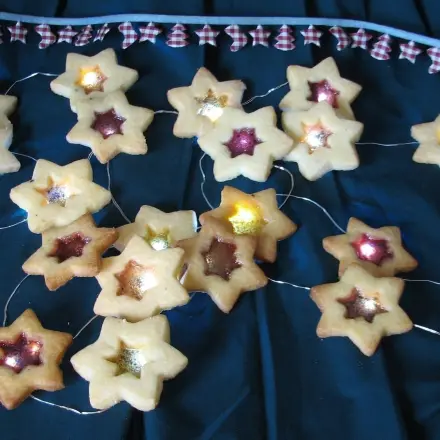 Mürbteiggebäck mit Füllung - funkelnde Sterne