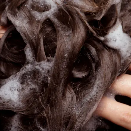 Haarspray aus dem Haar entfernen