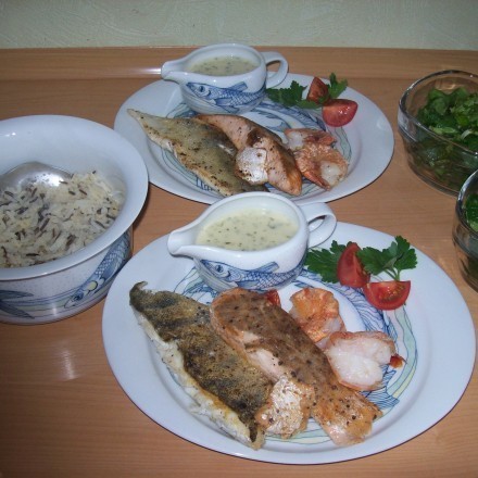Feine Fisch-Variation mit Wildreis und Salat
