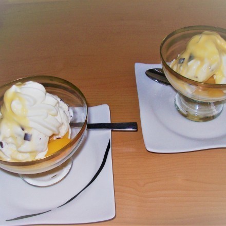 Kleines Stracciatella-Eis-Dessert