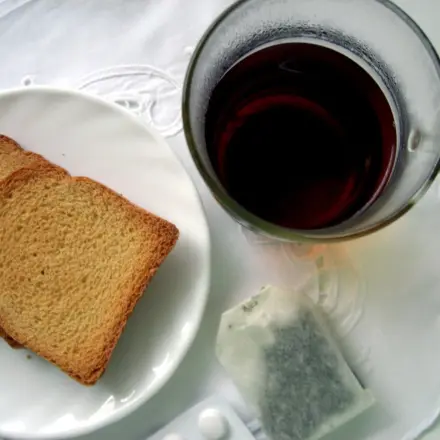 Schwarzer Tee und Kohletabletten gegen Durchfall